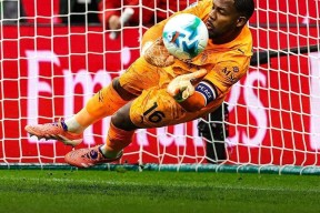 开云官方在线-曼城主场大胜，重振雄风夺冠希望()