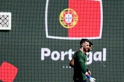 葡萄牙队在客场比赛中逆转获胜，跻身前列()