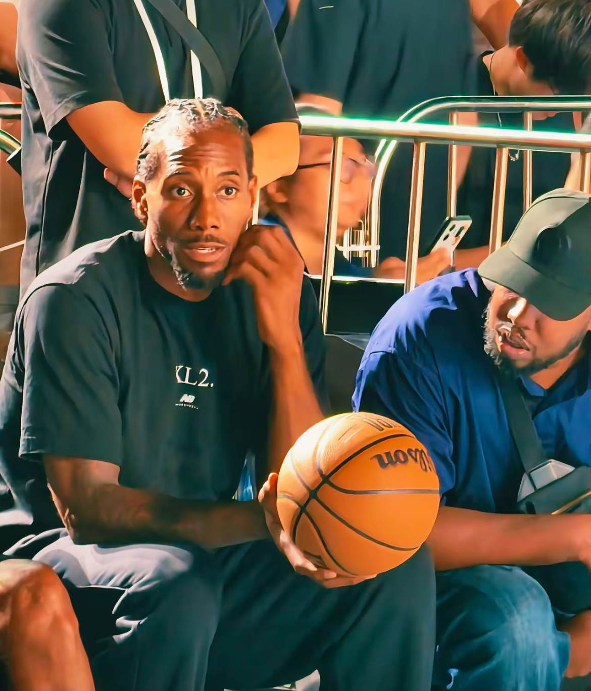 猛龙擒轰炸机一举超第二，伦纳德崭露头角抢分(伦纳德打爆猛龙)  第1张