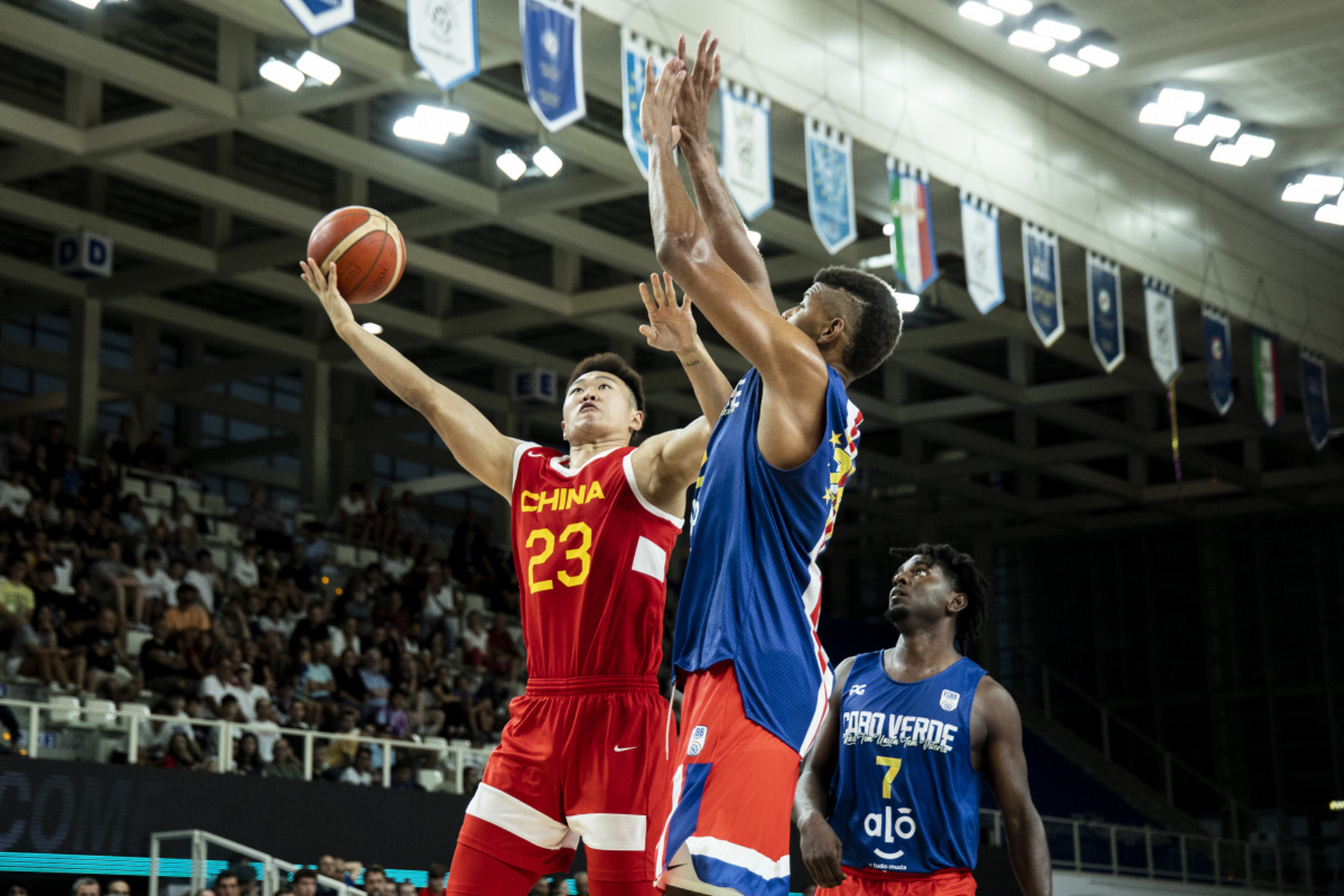 开云在线登陆入口-神话般故事在比赛场上上演，球员们尽显风采(乔丹98总决赛全六场视频)  第1张